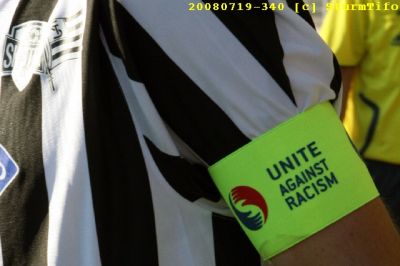 Mario Haas mit "Unite Against Racism"-Kapitänsschleife (c) SturmTifo.com