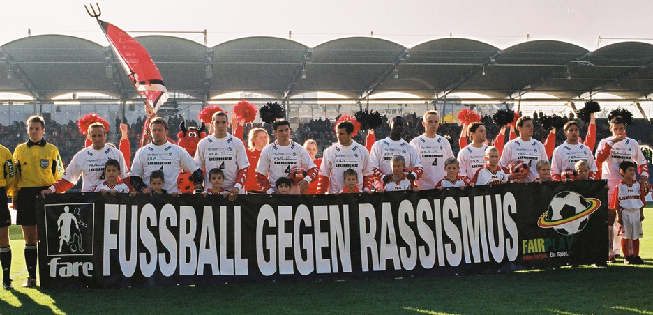 Die Spieler des GAK bei einer FairPlay-Antirassismusaktion im Jahr 2004