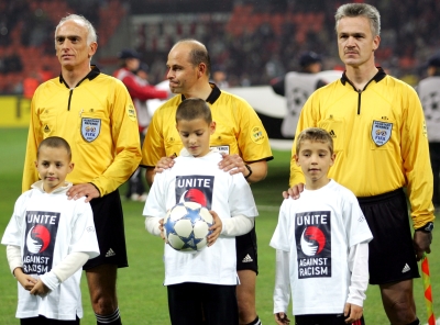 Konrad Plautz (Mitte) bei der FARE Aktionswoche 2005, vor dem Spiel AC Milan - PSV Eindhoven. (Foto: Empics)