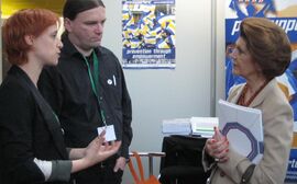 Daniela Wurbs (FSE) und Markus Pinter (FairPlay-VIDC) im Gespräch mit EU-Kommissarin Androulla Vassiliou