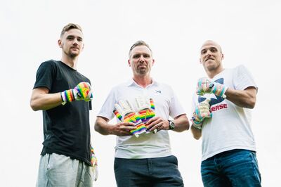 Alex Kniezanrek, Alexander Herzog und Florian Prögelhof zeigen Regenbogen-Handschuhe von X-One Keeper (C) Christopher Glanzl