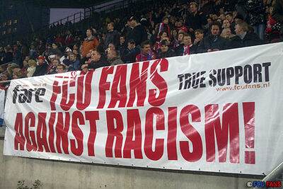 Fans vom FC Utrecht mit ihrem neuen Transparent gegen Rassismus.