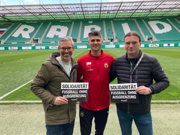 V.l.n.r.: Roman Dallamassl (Stadionsprecher SK Praid II), Patrick Jovanovic (Trainer Rapid II), Markus Pinter (fairplay Initiative) 