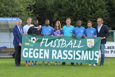 KFV-Präsident KommR Werner Lippitz, David Murko (Austria Klagenfurt), Kevin Mpaka, Bernhard Mpaka (Austria Klagenfurt), Anna Malle (Carinthian Soccer Women), Schiedsrichter Manfred Krassnitzer, Makanda Mpaka (ASV), Abian Serrano (Austria Klagenfurt), KFV-Geschäftsführer Mag. Richard Watzke (Â©  KFV/KK)