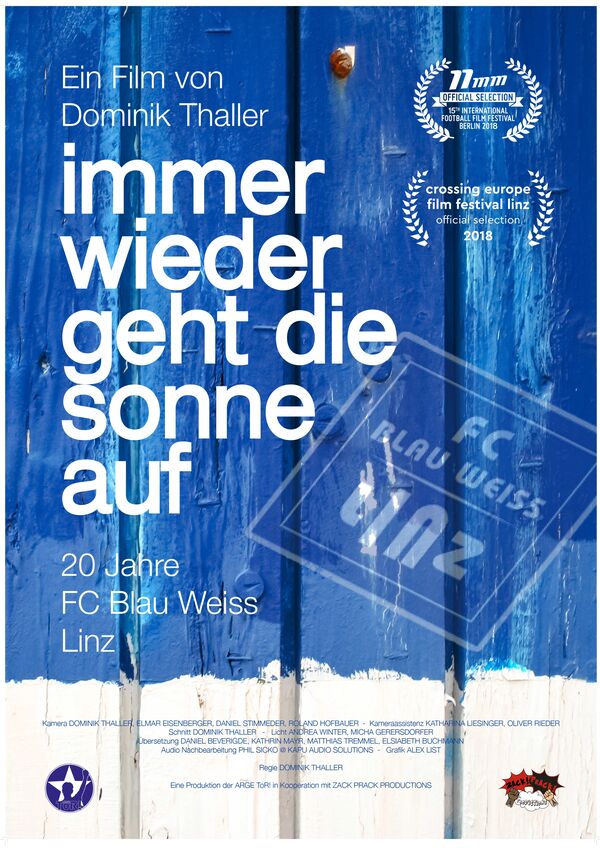 [Translate to English:] Blau-weiß gehaltenes Filmplakat mit dem Titel „Immer wieder geht die Sonne auf“. Im Hintergrund eine strukturierte Holzwand, in der Mitte ein transparentes Logo des Fußballvereins FC Blau Weiss Linz. Der Text kündigt eine Dokumentation über 20 Jahre des Vereins an. Zwei Festival-Auszeichnungen sind oben abgebildet.