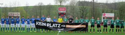 Line-up mit Transparent "Kein Platz für Diskriminierung"