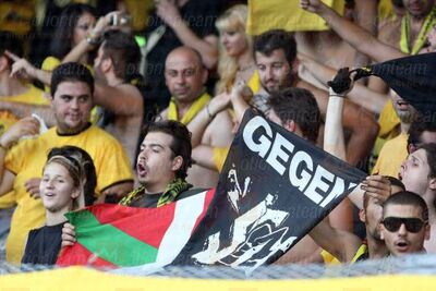 Aris Saloniki Fans mit "Gegen Nazis" Fahne