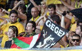 Aris Saloniki Fans mit "Gegen Nazis" Fahne