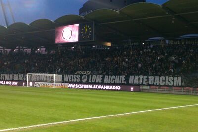 Banner vorm Fansektor "Sturm Graz ist schwarz und weiß - Love Richie, hate Racism"