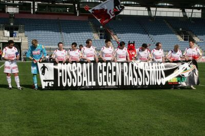 Die GAK-Spieler präsentieren das Transparent "Fußball gegen Rassismus". (c) redfox