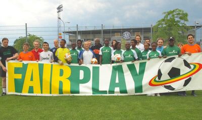 MYSA und Workshop-TeilnehmerInnen mit FairPlay-Transparent