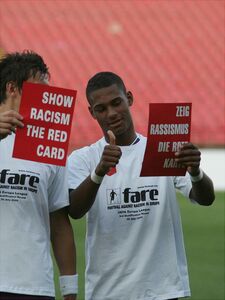 Rubin Okotie zeigt Rassismus die Rote Karte! (c) Fritz Duras