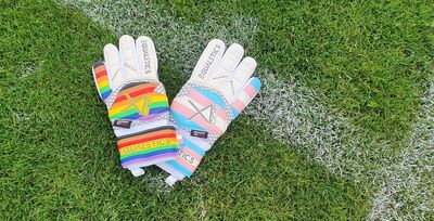 Regenbogen- und Tans*gender-Handschuhe von X-One Keeper (C) fairplay Initiative
