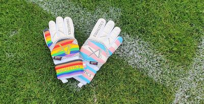 Regenbogen- und Tans*gender-Handschuhe von X-One Keeper (C) fairplay Initiative