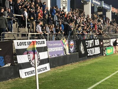 Regenbogencornerfahne bei Wiener Sport-Club vs. Borussia Mönchengladbach