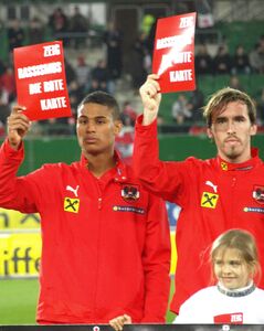 Rubin Okotie und Christian Fuchs zeigen Rassismus die Rote Karte.