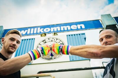 Alex Kniezanrek und Florian Prögelhof zeigen Regenbogen-Handschuhe von X-One Keeper (C) Christopher Glanzl