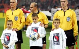 Konrad Plautz (Mitte) bei der FARE Aktionswoche 2005, vor dem Spiel AC Milan - PSV Eindhoven. (Foto: Empics)