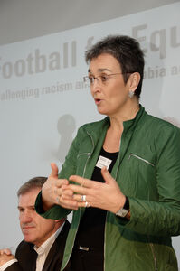 MdEP Ulrike Lunacek hält eine Impulsrede bei der Konferenz "Football for Equality"