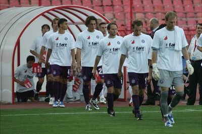 Austria Spieler tragen FARE T-Shirts (c) Fritz Duras