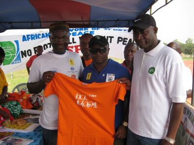 Abedi Pele und Segun Odegbami beim FARE-Stand in Tema/Ghana.